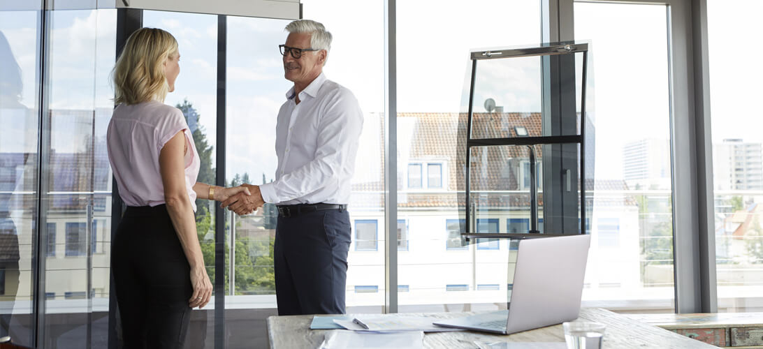 Executivos se cumprimentando