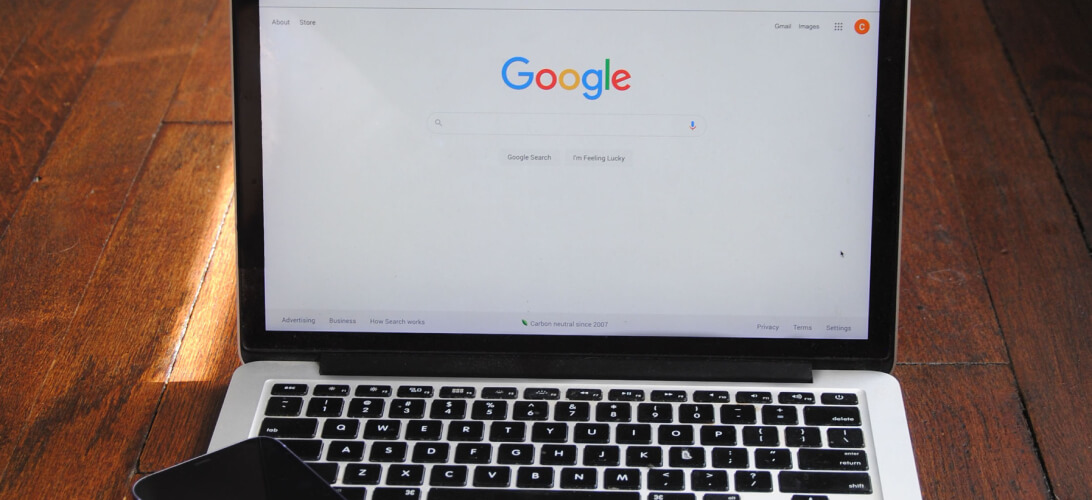 Computador com página inicial do Google na tela