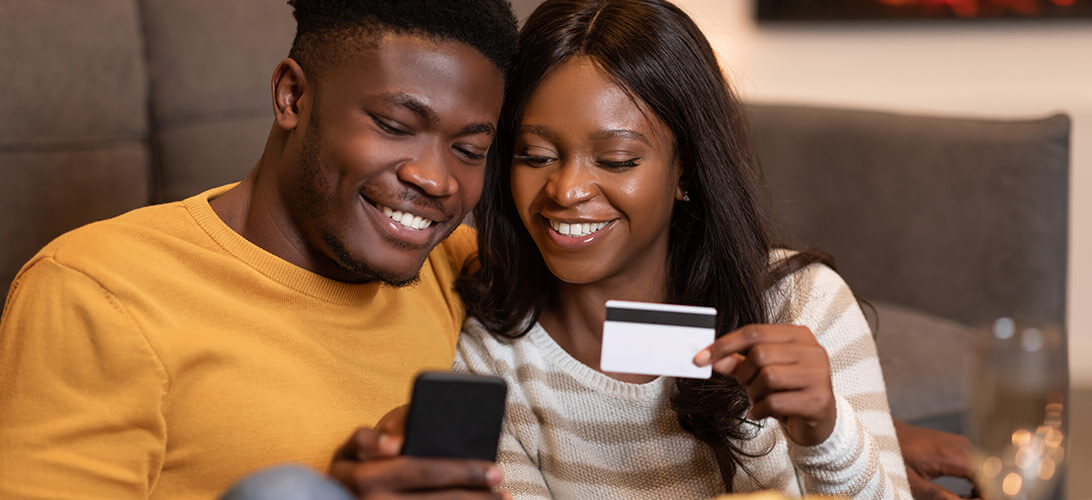Homem e mulher comprando pelo smartphone