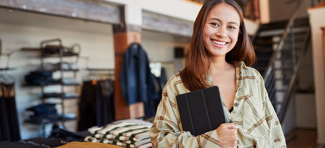 Empreendedora com bloco de anotações na mão