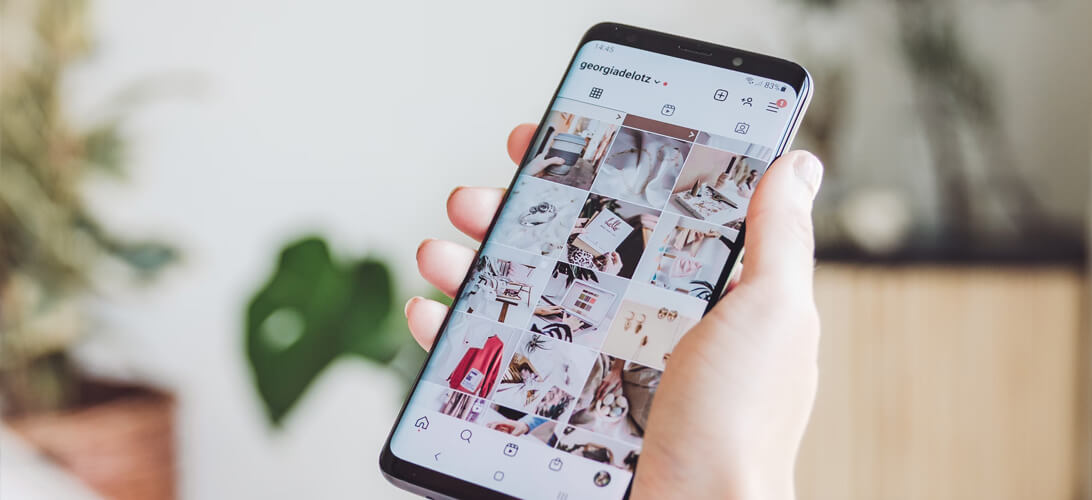 Pessoa utilizando Instagram em celular